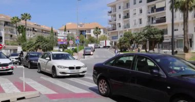 Altea, Alicante, İspanya, 20 Nisan 2024: İspanya 'daki Altea kasabasının görüntüleri trafik ve insanların yaz mevsiminde karşıya geçişlerini gösteriyor