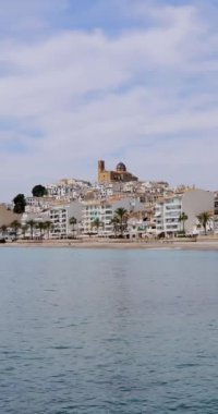 Altea 'daki güzel plajın portre görüntüleri, Alicante İspanya' da Playa La Roda olarak bilinen çakıl taşı plajının kıyısındaki otel ve restoranları gösteriyor.