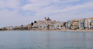 Altea 'daki güzel plajın görüntüleri, Alicante İspanya' da Playa La Roda olarak bilinen çakıl taşı plajının kıyısındaki otelleri ve restoranları gösteriyor.