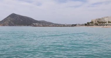 Altea 'daki güzel plajın görüntüleri, Alicante İspanya' da Playa La Roda olarak bilinen çakıl taşı plajının kıyısındaki otelleri ve restoranları gösteriyor.