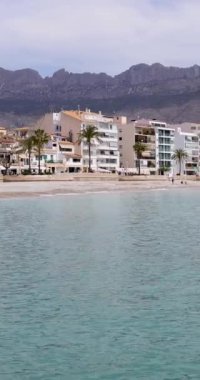 Altea 'daki güzel plajın portre görüntüleri, Alicante İspanya' da Playa La Roda olarak bilinen çakıl taşı plajının kıyısındaki otel ve restoranları gösteriyor.