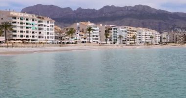 Altea 'daki güzel plajın görüntüleri, Alicante İspanya' da Playa La Roda olarak bilinen çakıl taşı plajının kıyısındaki otelleri ve restoranları gösteriyor.