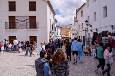 İspanya 'nın Guadalest kenti El Castell de Guadalest, 30 Mart 2024: Alicante' deki Guadalest şehrinin fotoğrafı, şehir merkezindeki tarihi caddede yürüyen turistleri gösteriyor.