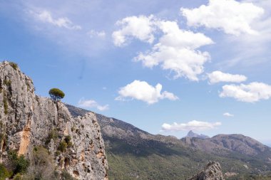 İspanya 'nın Alicante kentindeki Guadalest Vadisi' ni gölgede bırakan Castell de Guadalest olarak bilinen ortaçağ şatosu güneşli bir yaz gününde gökyüzünde bulutlar olan