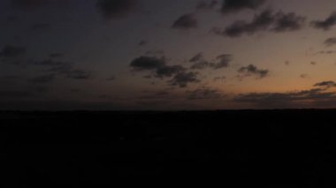 İngiltere 'deki Wakefield şehrinin hava görüntüleri, şehrin üzerinde güneşin batışını gösteriyor.