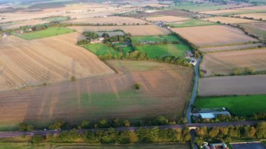 Birleşik Krallık 'taki Wakefield şehrinin insansız hava aracı görüntüleri çiftçilerin yaz aylarında tarlalarını gösteriyor.