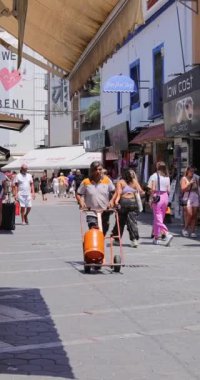 Benidorm İspanya, 1 Temmuz 2023: İspanya 'nın güzel Benidorm şehrinin portre görüntüleri, eski kentin sokaklarında yürüyen insanları gösteriyor.