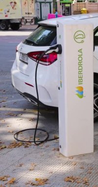 Benidorm İspanya, 1 Temmuz 2023: İspanya 'nın güzel Benidorm şehrinin portre görüntüleri caddede yenilenebilir enerji temiz enerji kavramına şarj olan elektrikli bir arabayı gösteriyor