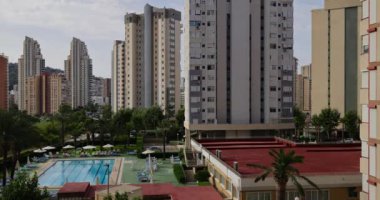 Bulutların İspanya 'nın Benidorm kentindeki apartmanların üzerinden geçerken ki hızlandırılmış görüntüleri otelleri ve yüzme havuzlarını gösteren güneşli bir yaz gününde 30 dakikadan fazla sürdü..