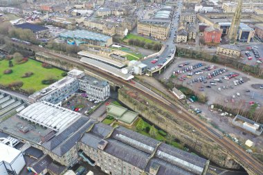 Batı Yorkshire 'daki Halifax kasabasının hava aracı fotoğrafı sisli bir kış gününde eski tarihi binaları ve tren istasyonlarını gösteriyor.