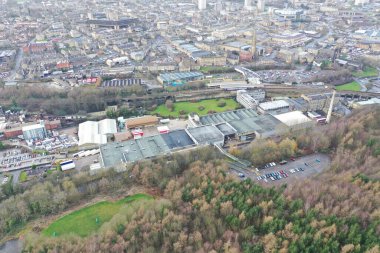 Calderdale, Batı Yorkshire 'daki Halifax kasabasının havadan çekilmiş fotoğrafı Nestle UK Ltd fabrikasını gösteriyor, kış zamanı fabrikanın yanındaki tren istasyonunu gösteriyor.