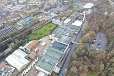 Calderdale, Batı Yorkshire 'daki Halifax kasabasının havadan çekilmiş fotoğrafı Nestle UK Ltd fabrikasını gösteriyor, kış zamanı fabrikanın yanındaki tren istasyonunu gösteriyor.