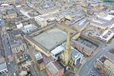 İngiltere 'nin batısındaki Calderdale, Calderdale' deki Blackledge bölgesindeki ünlü Piece Hall 'un hava fotoğrafı, şehir merkezindeki tarihi taş yapıyı gösteriyor..