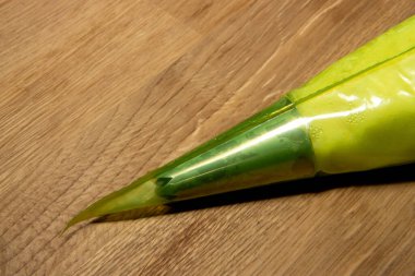 Patates püresi dolu bir boru torbası çobanlarda ya da kremalı kekleri pişirmek ve tepelemek için de kullanılmaya hazır.