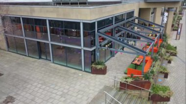 Leeds UK, 3 Mart 2021: Leeds Şehir Merkezi 'ndeki Leeds Rıhtımı olarak bilinen bölgenin hava aracı görüntüleri, soğuk bir kış günü nehir havası kıyısındaki apartman ve binaları gösteriyor.