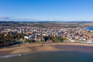 İngiliz sahil kenti Scarborough 'un hava fotoğrafı, Kuzey Denizi kıyısındaki Doğu Yorkshire' da yer almaktadır.