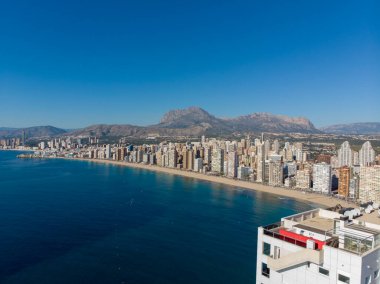 İspanya 'da Benidorm' da çekilmiş bir fotoğraf. Playa Levante 'nin güzel plajını, otelleri, binaları ve yüksek gökdelenli şehir manzarasını gösteriyor..