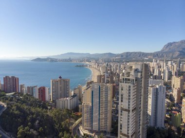 İspanya 'da Benidorm' da çekilmiş bir fotoğraf. Playa Levante 'nin güzel plajını, otelleri, binaları ve yüksek gökdelenli şehir manzarasını gösteriyor..