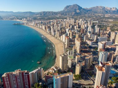 İspanya 'da Benidorm' da çekilmiş bir fotoğraf. Playa Levante 'nin güzel plajını, otelleri, binaları ve yüksek gökdelenli şehir manzarasını gösteriyor..