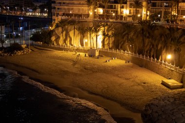 İspanya 'nın Benidorm Alicante kasabasındaki Cala del Mal Pas plajında çekilen gece fotoğrafı..