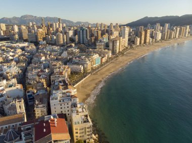 İspanya 'da Benidorm' da çekilmiş bir fotoğraf. Playa Levante 'nin güzel plajını, otelleri, binaları ve yüksek gökdelenli şehir manzarasını gösteriyor.