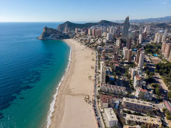 İspanya 'da Benidorm' da çekilmiş bir fotoğraf. Playa Levante 'nin güzel plajını, otelleri, binaları ve yüksek gökdelenli şehir manzarasını gösteriyor..