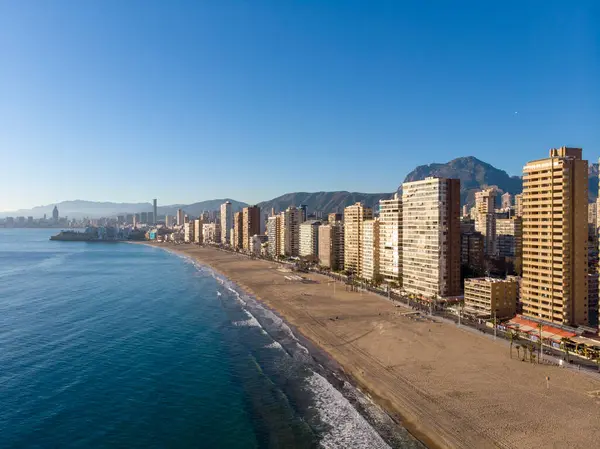 İspanya 'da Benidorm' da çekilmiş bir fotoğraf. Playa Levante 'nin güzel plajını, otelleri, binaları ve yüksek gökdelenli şehir manzarasını gösteriyor..