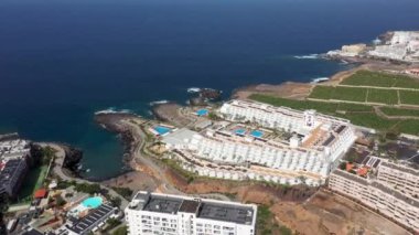 Costa Adeje, Santa Cruz de Tenerife, İspanya 'nın ünlü oteli Riu Buenavistal' ın yaz mevsiminde bir muz çiftliğinin yanında görüntülendiği hava aracı görüntüleri..
