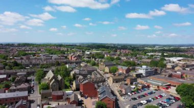 İngiltere, Leeds West Yorkshire 'daki Morley kasabasının hava aracı görüntüleri güneşli bir yaz gününde güzel İngiliz kasabasının ana caddesini ve konutlarını yukarıdan gösteriyor..
