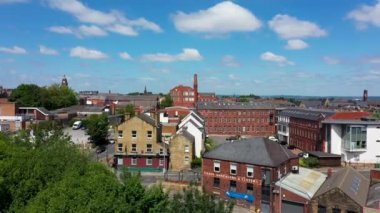 İngiltere, Leeds West Yorkshire 'daki Morley kasabasının hava aracı görüntüleri güneşli bir yaz gününde güzel İngiliz kasabasının ana caddesini ve konutlarını yukarıdan gösteriyor..