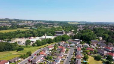 Leeds West Yorkshire 'daki Otley kasabasındaki yerleşim caddelerinin ve yolların insansız hava aracı görüntüleri, yazın güneşli bir günde İngiliz konutları ve banliyö bölgelerini gösteriyor.