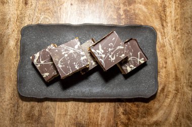 Lezzetli bir yığın milyoner çikolatalı kekler ve şekerli şekerlemeler ahşap mutfak atölyesinde ya da masada