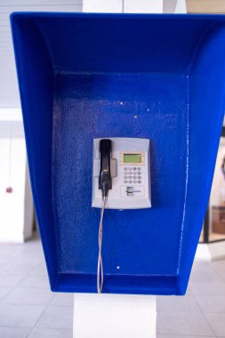 Küba Havana 'da mavi bir ankesörlü telefon. Telefon ve mavi telefon kılıfını gösteriyor.