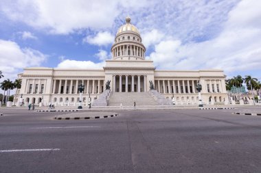 Havana Küba, 1 Nisan 2022: Küba 'nın Havana şehir merkezi, şehir merkezindeki tarihi binaları gösteriyor