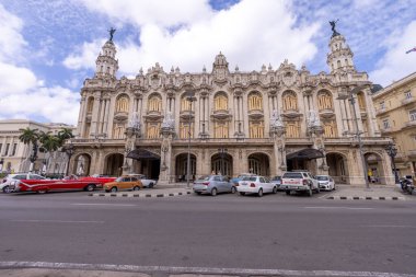 Varadero, Küba, 30 Mayıs 2022: Küba 'nın Havana şehir merkezi, şehir merkezindeki klasik araba ve taksilerle birlikte tarihi binaları gösteriyor
