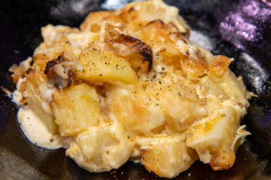 Lezzetli bir tabak Chorizo Chorizo Patatesi siyah bir yerde pişiyor.