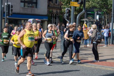 Leeds City Centre UK, 12 Mayıs 2019: Batı Yorkshire 'daki Leeds City Centre' daki Leeds Half Marathon yarışında koşan ve yarışan insanlar, güneşli bir İngiliz gününde koşucuları gösteriyor.