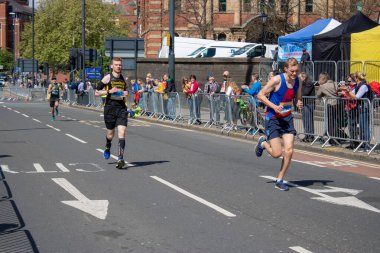 Leeds City Centre UK, 12 Mayıs 2019: Batı Yorkshire 'daki Leeds City Centre' daki Leeds Half Marathon yarışında koşan ve yarışan insanlar, güneşli bir İngiliz gününde koşucuları gösteriyor.