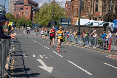 Leeds City Centre UK, 12 Mayıs 2019: Batı Yorkshire 'daki Leeds City Centre' daki Leeds Half Marathon yarışında koşan ve yarışan insanlar, güneşli bir İngiliz gününde koşucuları gösteriyor.