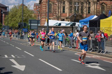 Leeds City Centre UK, 12 Mayıs 2019: Batı Yorkshire 'daki Leeds City Centre' daki Leeds Half Marathon yarışında koşan ve yarışan insanlar, güneşli bir İngiliz gününde koşucuları gösteriyor.