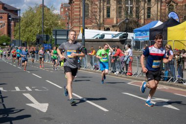 Leeds City Centre UK, 12 Mayıs 2019: Batı Yorkshire 'daki Leeds City Centre' daki Leeds Half Marathon yarışında koşan ve yarışan insanlar, güneşli bir İngiliz gününde koşucuları gösteriyor.