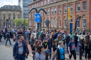 Leeds City Centre UK, 12 Mayıs 2019: Batı Yorkshire 'daki Leeds City Centre' daki Leeds Half Marathon yarışında koşan ve yarışan insanlar, güneşli bir İngiliz gününde koşucuları gösteriyor.