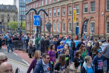 Leeds City Centre UK, 12 Mayıs 2019: Batı Yorkshire 'daki Leeds City Centre' daki Leeds Half Marathon yarışında koşan ve yarışan insanlar, güneşli bir İngiliz gününde koşucuları gösteriyor.