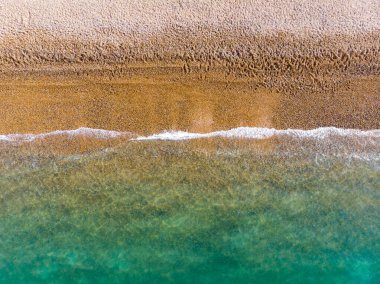 İngiltere 'nin güney kıyısındaki Brighton ve Hove şehrinin bir parçası olan güzel Brighton plajının havadan çekilmiş fotoğrafı, açık güneşli bir günde okyanusu ve plajı gösteriyor..