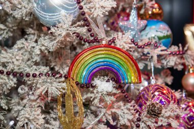 Neşeli bir Noel ağacının üzerindeki gökkuşağı şeklindeki Noel süsü gay ya da lezbiyen bir LGBTQ + Noel 'i gösteriyor