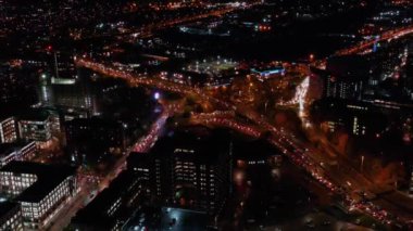 Gece vakti Leeds Şehir Merkezi 'nin hava görüntüleri Noel Pazarı' nı ve Leeds Belediye Binası 'nı gösteren bir İHA ile çekildi..