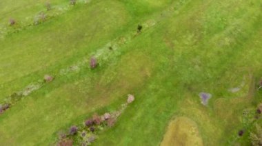 Kışın İngiltere 'nin Batı Yorkshire kentindeki Leeds şehrinde çekilen bir İngiliz golf sahasının insansız hava aracı görüntüleri.