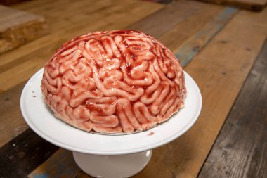 Çilek kaynaklı beyin şeklinde bir pasta, sünger kekini cadılar bayramı partisi çölü için gerçek bir insan beyni gibi göstermek için fırçaladı.