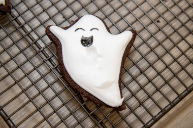 Hayalet şeklinde bir cadılar bayramı kurabiyesi ya da beyaz kremalı ve gülümseyen yüzlü bir üçlüde gulyabani.