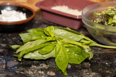 Yemek tabağında kullanılmaya hazır taze fesleğenin fotoğrafı.